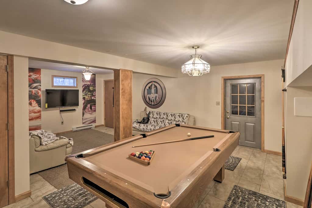 5 Mi to Camelback: Henryville Home w/ Hot Tub!