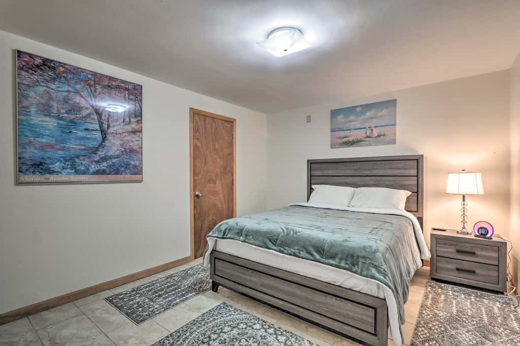 5 Mi to Camelback: Henryville Home w/ Hot Tub!