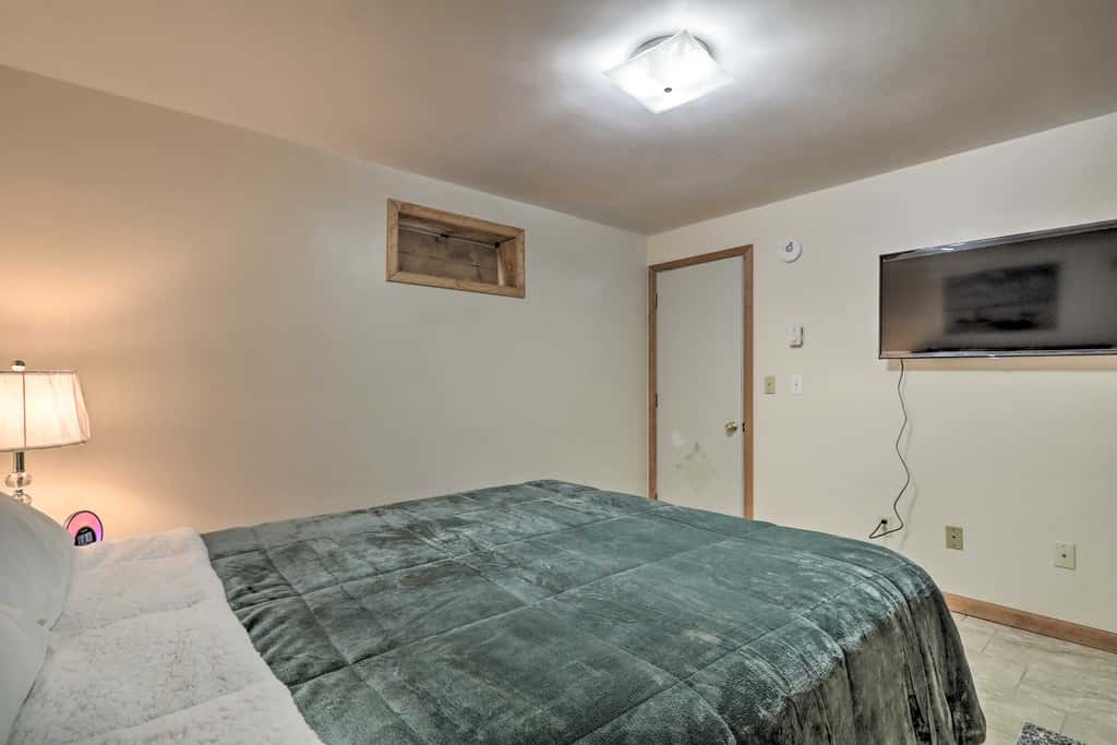 5 Mi to Camelback: Henryville Home w/ Hot Tub!