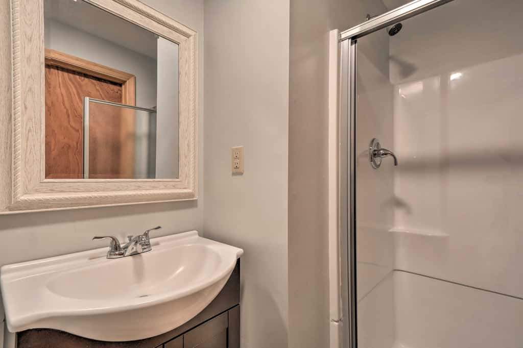 5 Mi to Camelback: Henryville Home w/ Hot Tub!