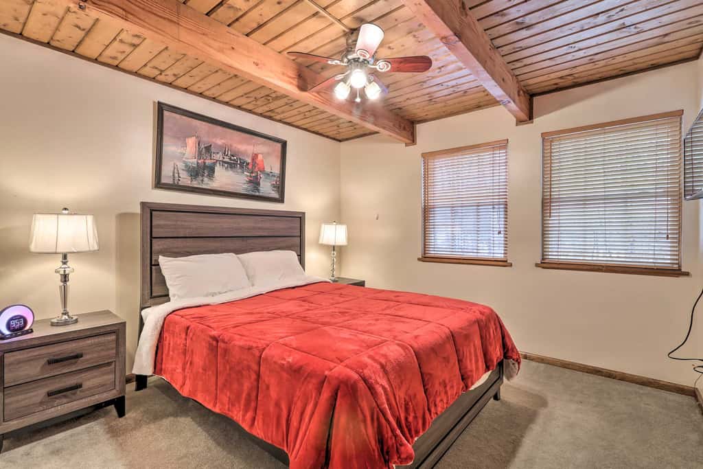 5 Mi to Camelback: Henryville Home w/ Hot Tub!