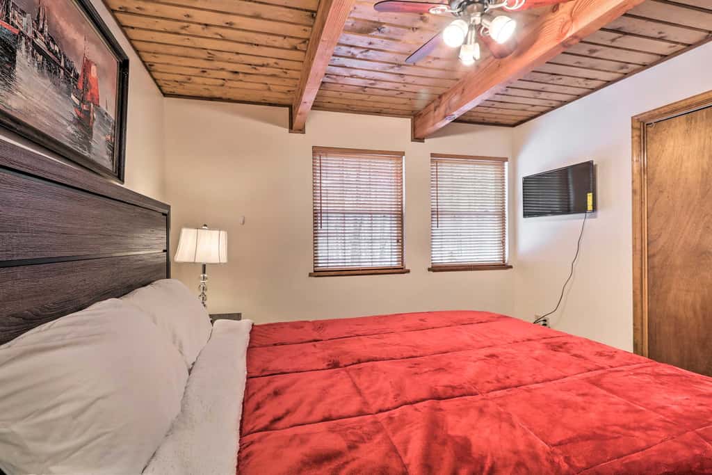 5 Mi to Camelback: Henryville Home w/ Hot Tub!