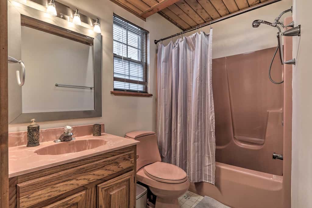 5 Mi to Camelback: Henryville Home w/ Hot Tub!