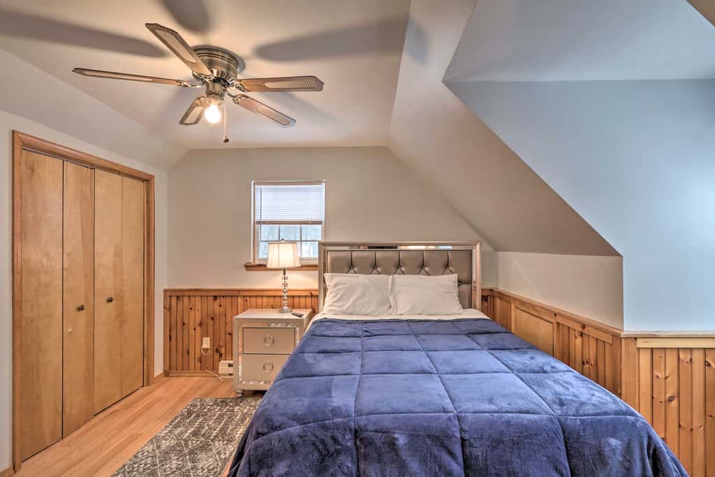 5 Mi to Camelback: Henryville Home w/ Hot Tub!
