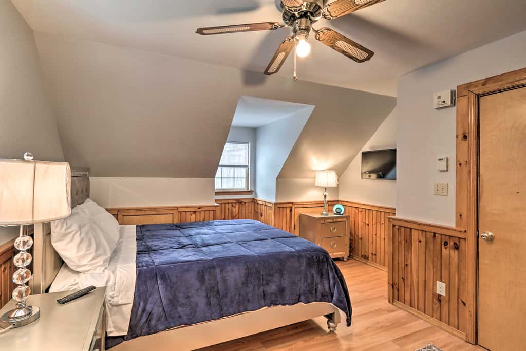 5 Mi to Camelback: Henryville Home w/ Hot Tub!