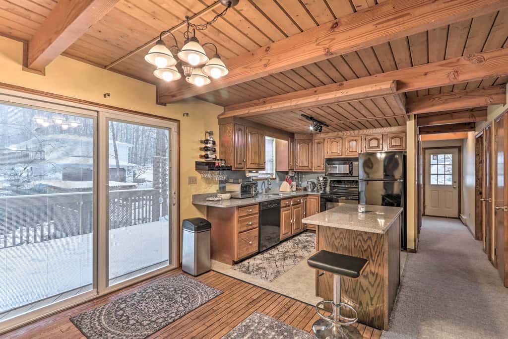 5 Mi to Camelback: Henryville Home w/ Hot Tub!