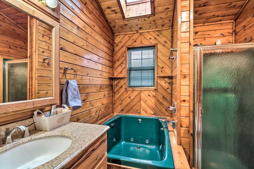 5 Mi to Camelback: Henryville Home w/ Hot Tub!