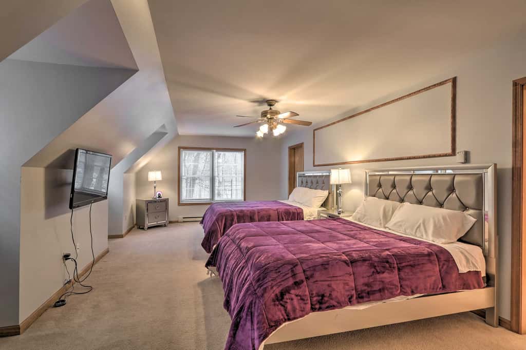 5 Mi to Camelback: Henryville Home w/ Hot Tub!