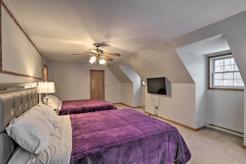5 Mi to Camelback: Henryville Home w/ Hot Tub!