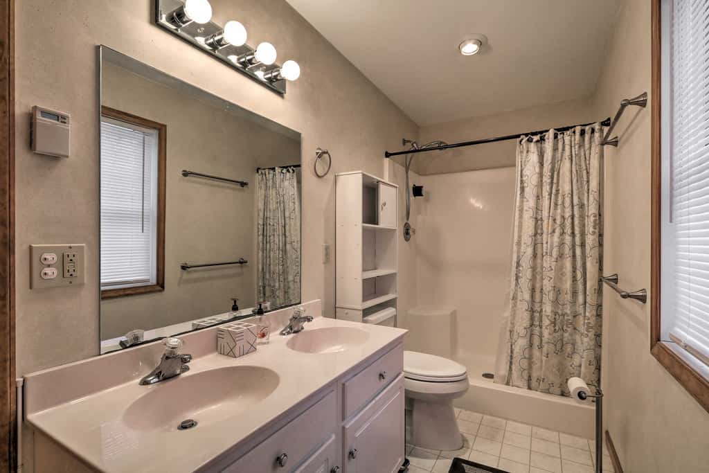 5 Mi to Camelback: Henryville Home w/ Hot Tub!