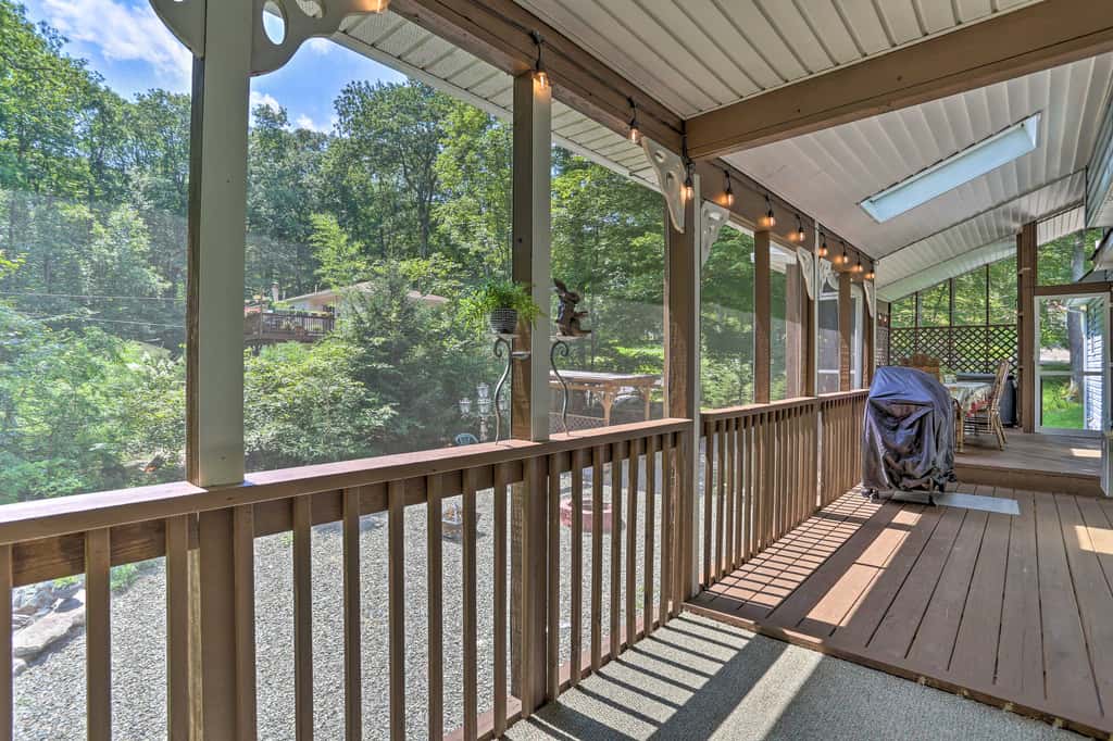5 Mi to Camelback: Henryville Home w/ Hot Tub!