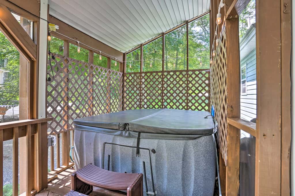 5 Mi to Camelback: Henryville Home w/ Hot Tub!