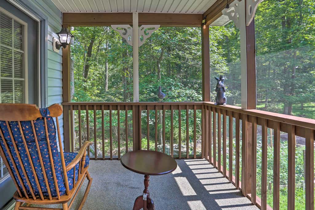 5 Mi to Camelback: Henryville Home w/ Hot Tub!