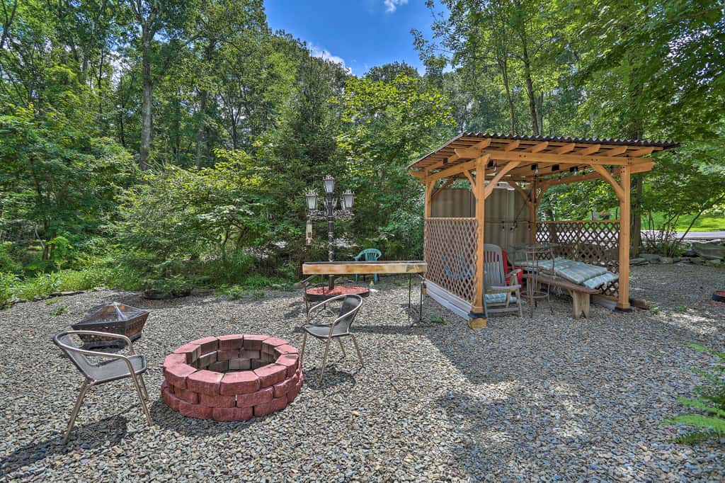 5 Mi to Camelback: Henryville Home w/ Hot Tub!