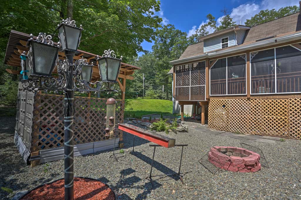 5 Mi to Camelback: Henryville Home w/ Hot Tub!