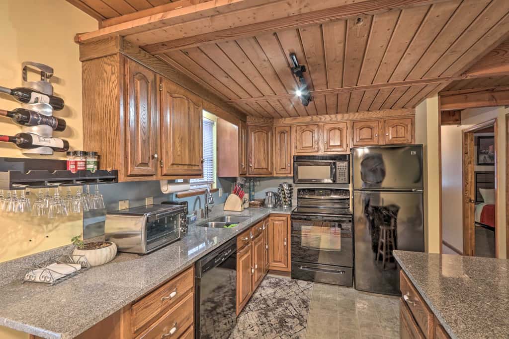 5 Mi to Camelback: Henryville Home w/ Hot Tub!
