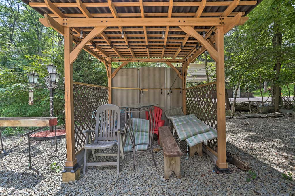 5 Mi to Camelback: Henryville Home w/ Hot Tub!