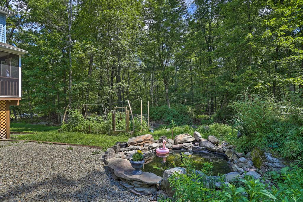 5 Mi to Camelback: Henryville Home w/ Hot Tub!