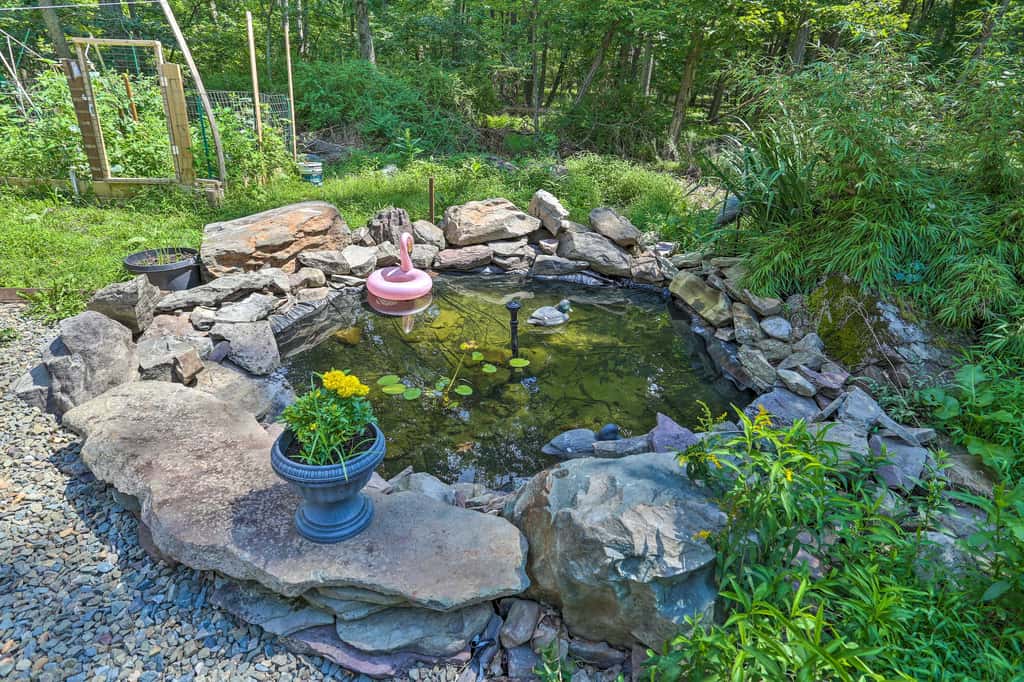 5 Mi to Camelback: Henryville Home w/ Hot Tub!