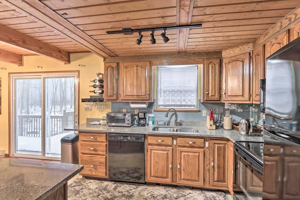 5 Mi to Camelback: Henryville Home w/ Hot Tub!