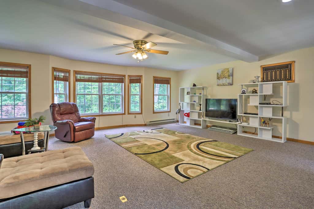 5 Mi to Camelback: Henryville Home w/ Hot Tub!