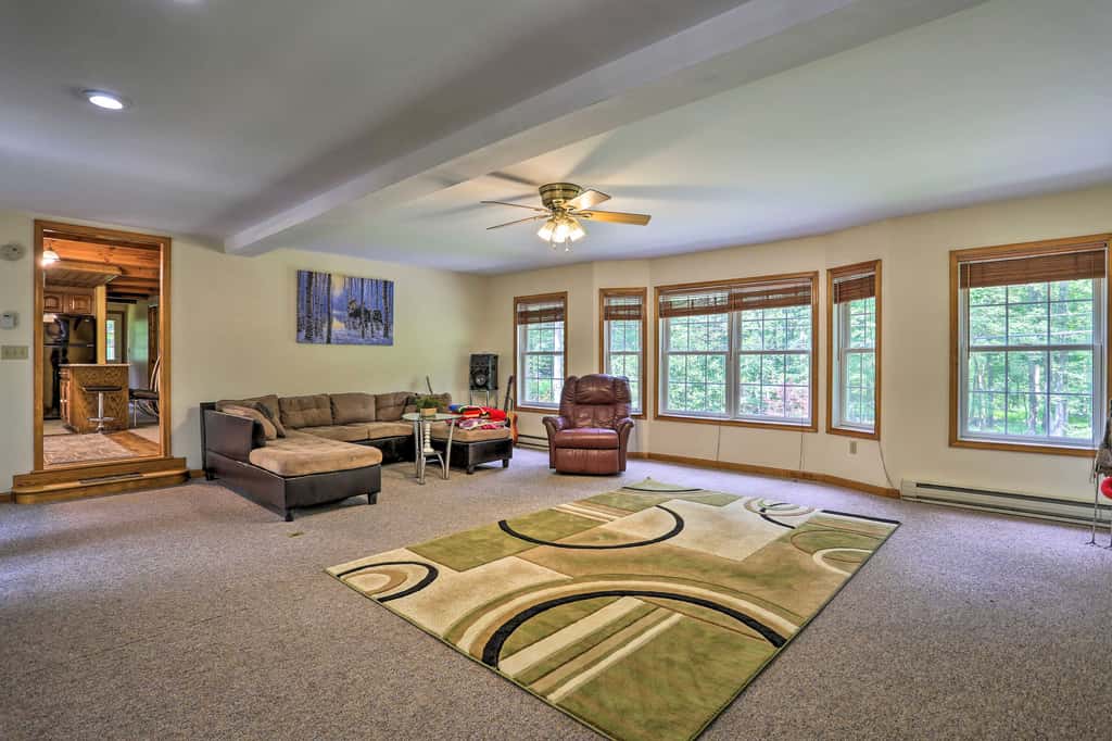 5 Mi to Camelback: Henryville Home w/ Hot Tub!