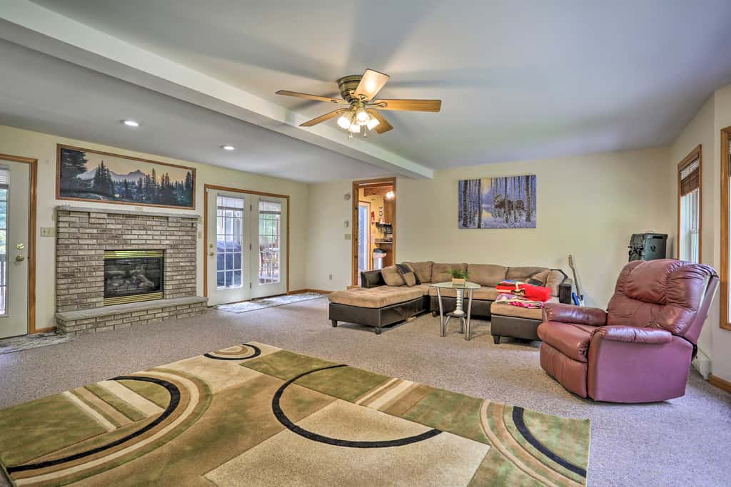 5 Mi to Camelback: Henryville Home w/ Hot Tub!