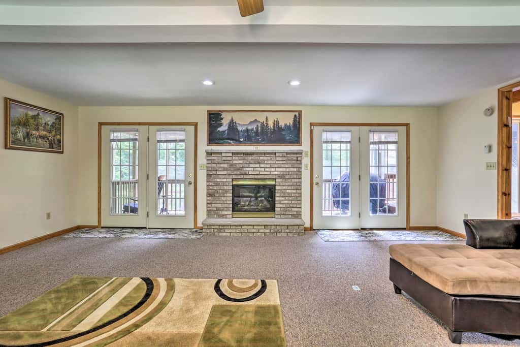 5 Mi to Camelback: Henryville Home w/ Hot Tub!