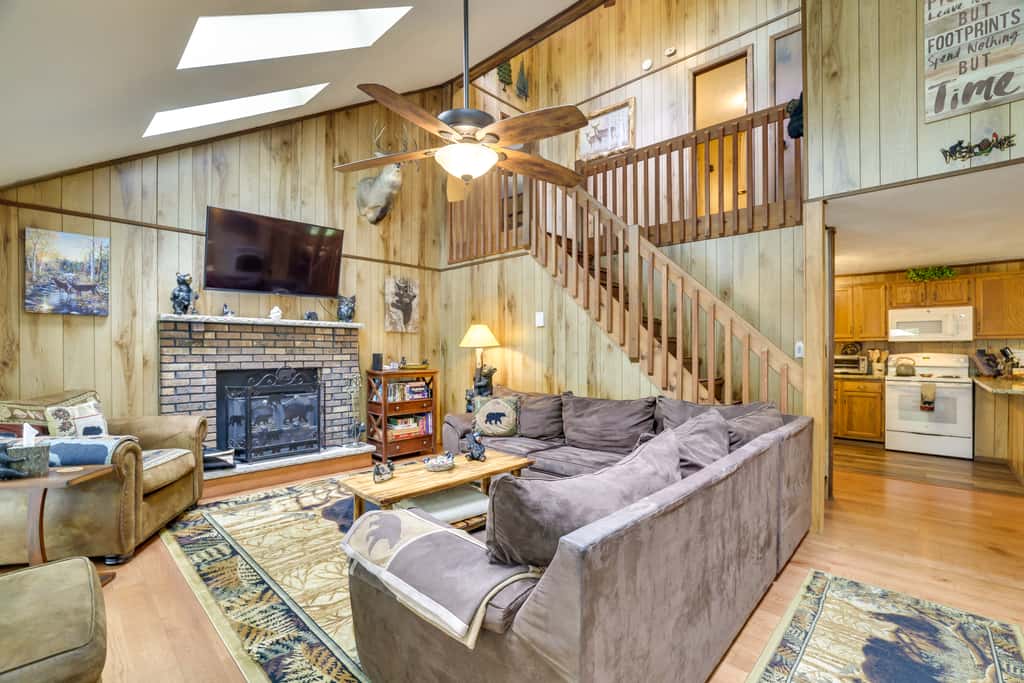 Cozy Bear Den Cabin | Game Room & Golf Cart