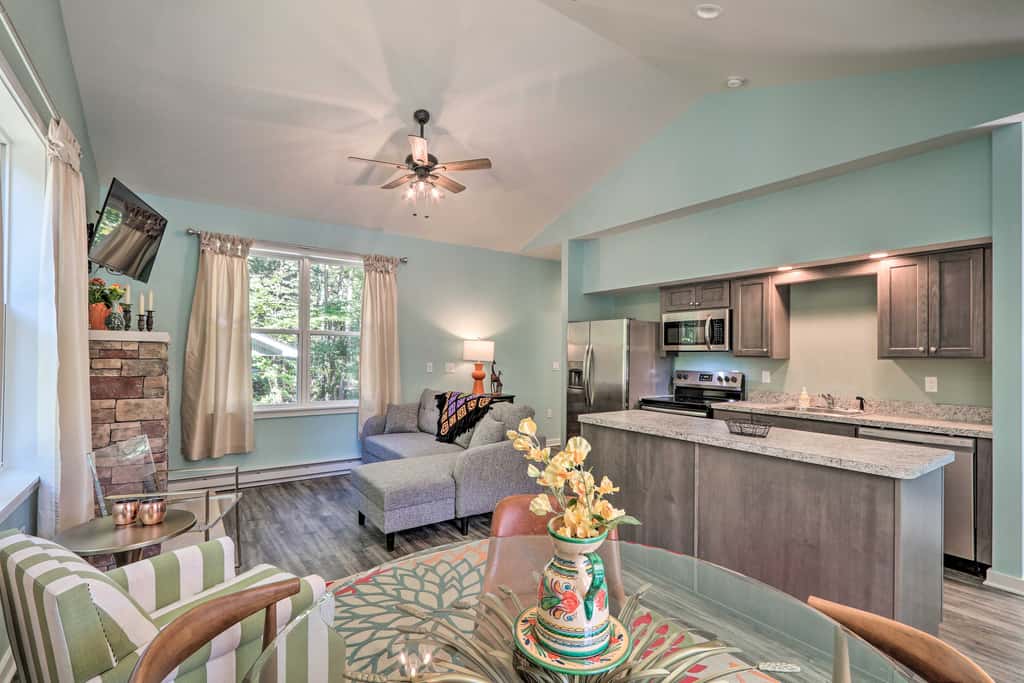 16 Mi to Ski Slopes! Creekside Poconos Cottage