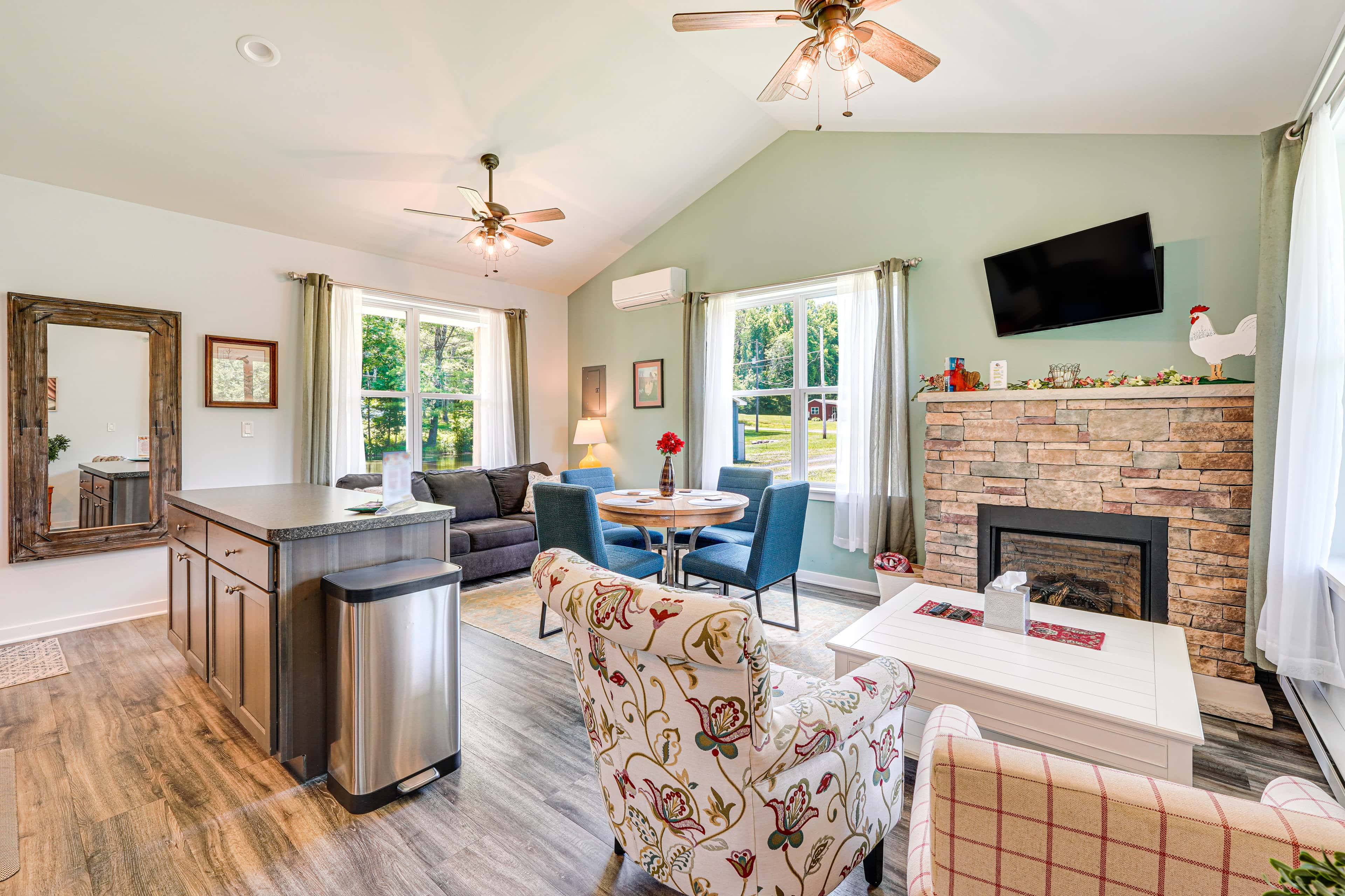 Close to Slopes: Lakeside Cottage in Pocono Mtns