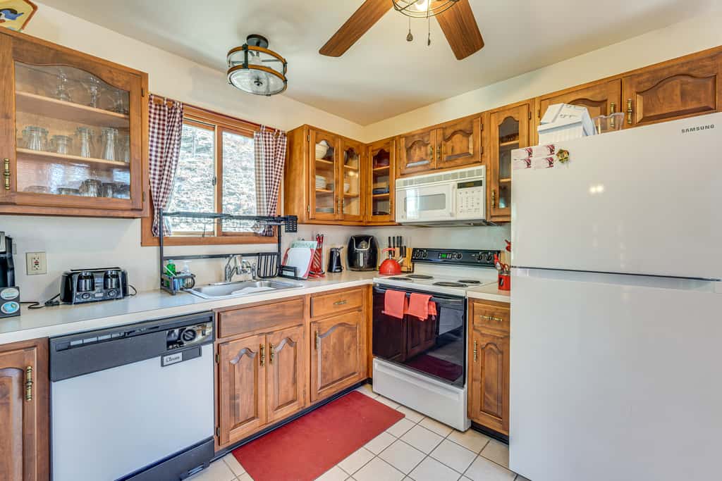 Fire Pit & Gas Grill: Charming Poconos Abode!