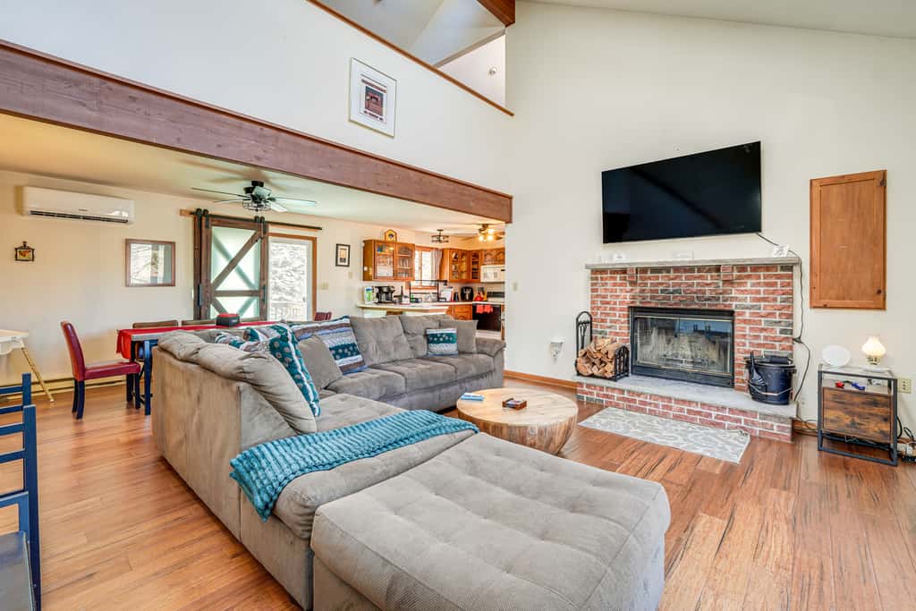 Fire Pit & Gas Grill: Charming Poconos Abode!