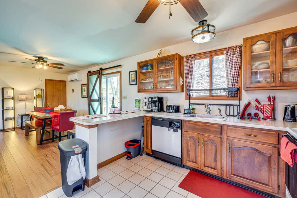 Fire Pit & Gas Grill: Charming Poconos Abode!