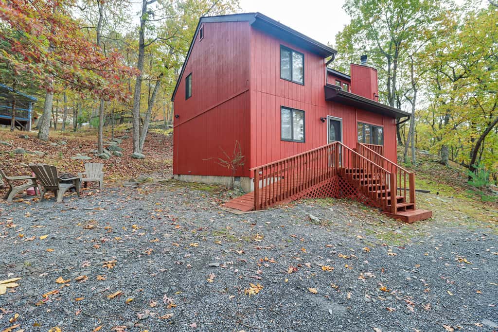 Fire Pit & Gas Grill: Charming Poconos Abode!