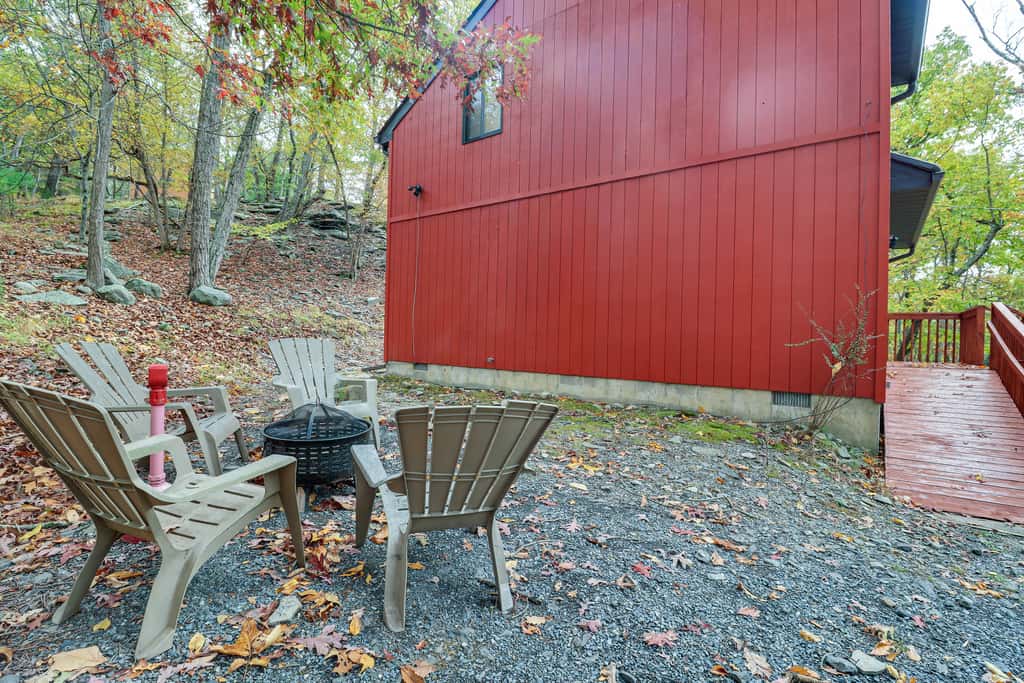 Fire Pit & Gas Grill: Charming Poconos Abode!