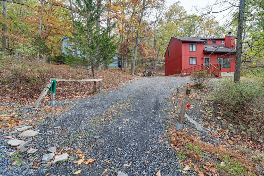 Fire Pit & Gas Grill: Charming Poconos Abode!