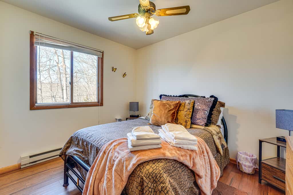 Fire Pit & Gas Grill: Charming Poconos Abode!