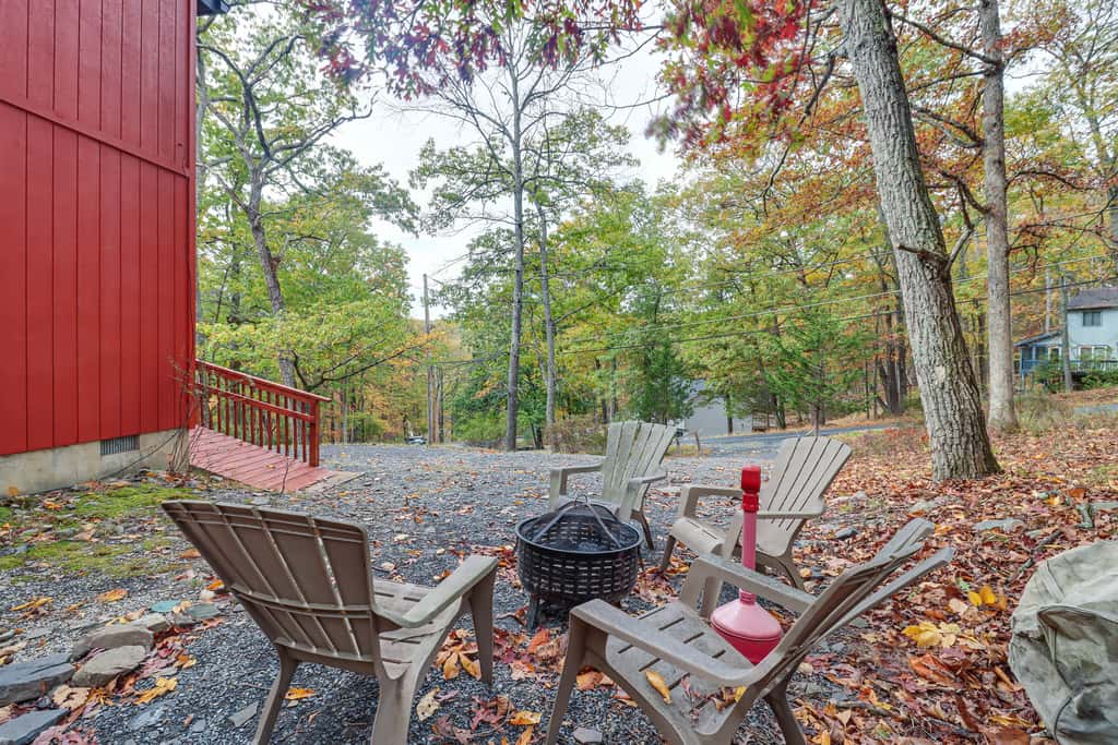 Fire Pit & Gas Grill: Charming Poconos Abode!