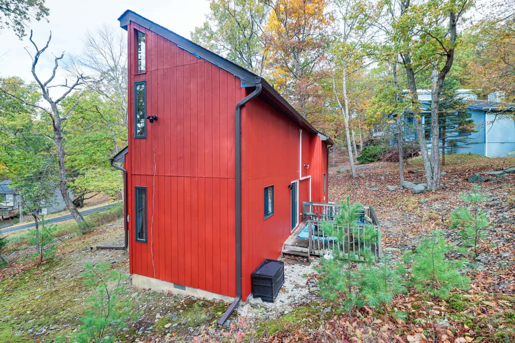 Fire Pit & Gas Grill: Charming Poconos Abode!