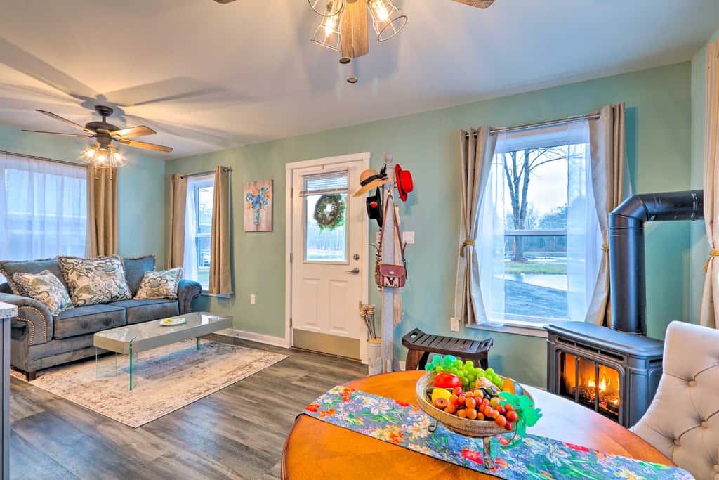 Unwind Fireside! Poconos Cottage 12 Mi to Slopes