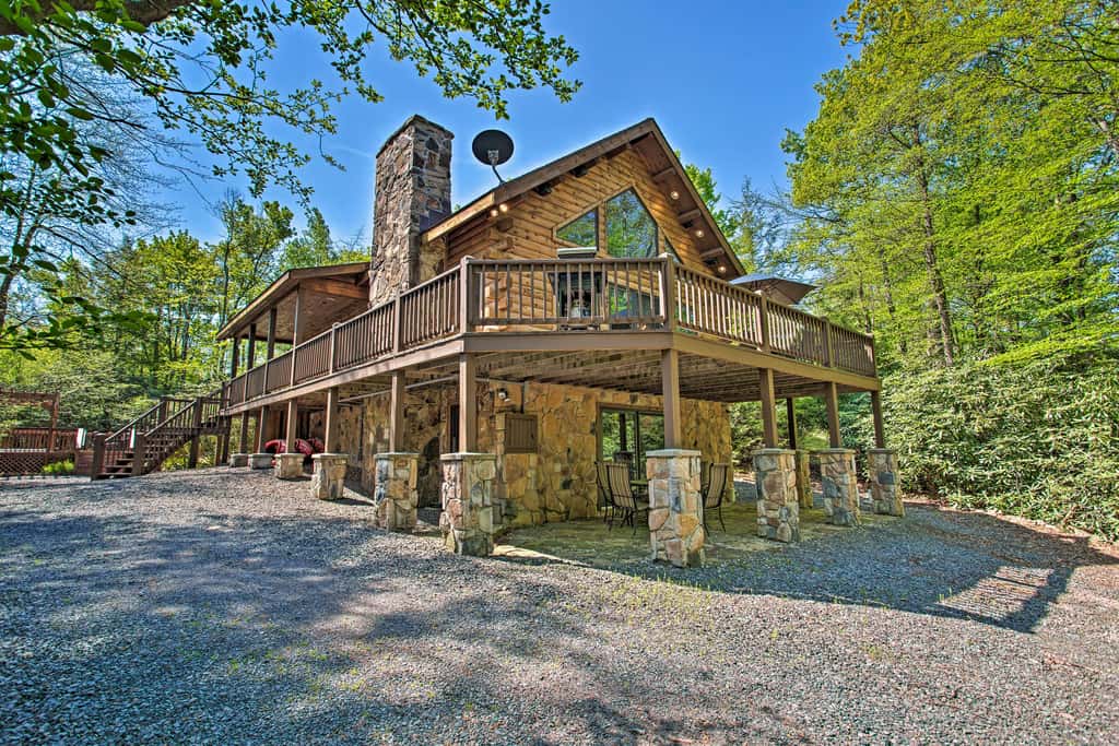 Fire Pit & Hot Tub: Poconos Family Cabin!