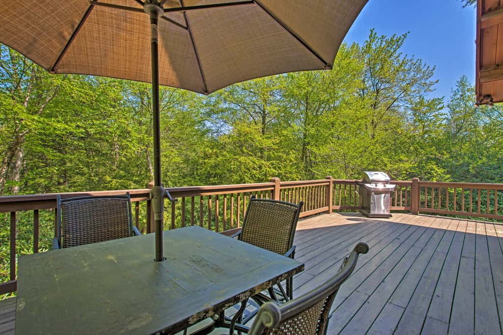Fire Pit & Hot Tub: Poconos Family Cabin!