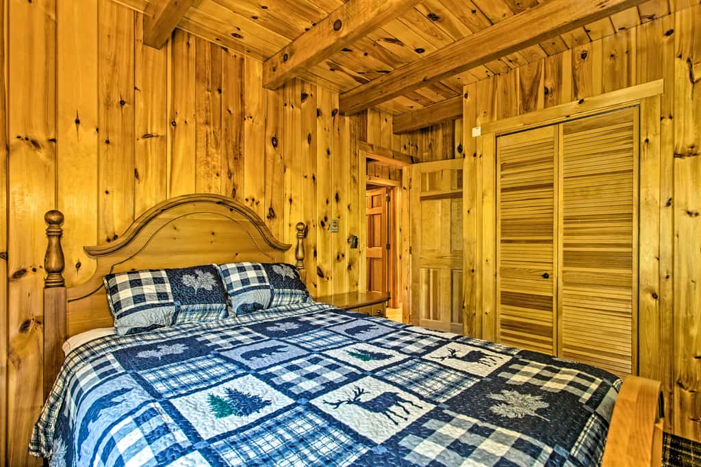 Fire Pit & Hot Tub: Poconos Family Cabin!