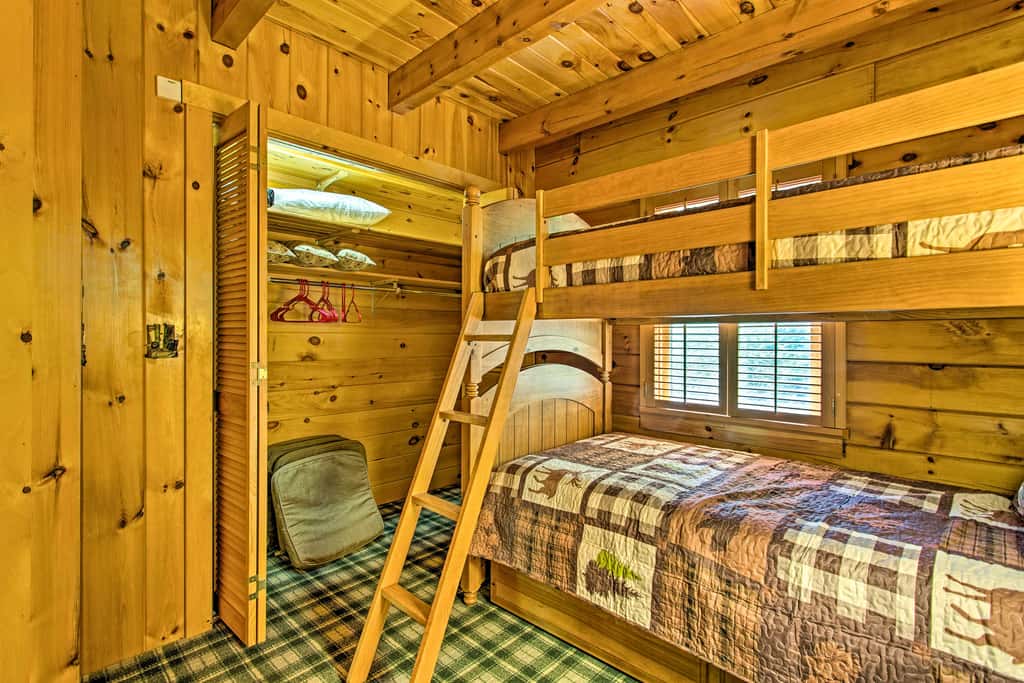 Fire Pit & Hot Tub: Poconos Family Cabin!