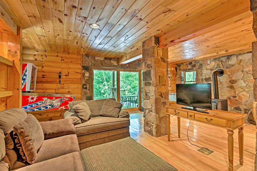 Fire Pit & Hot Tub: Poconos Family Cabin!