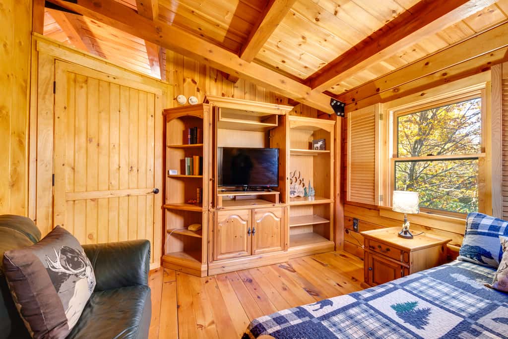 Fire Pit & Hot Tub: Poconos Family Cabin!