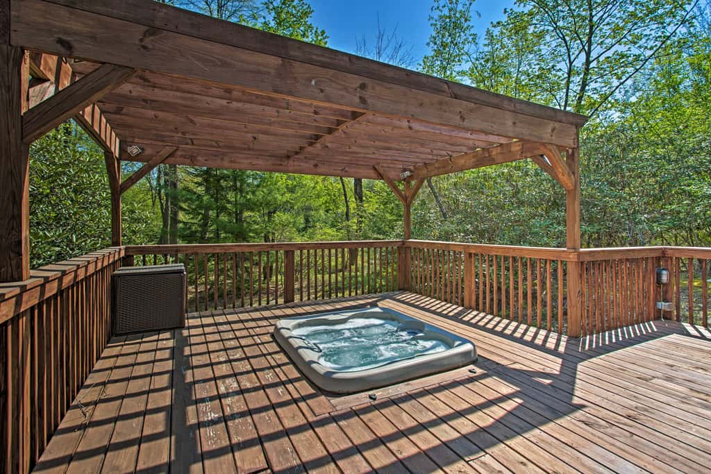 Fire Pit & Hot Tub: Poconos Family Cabin!