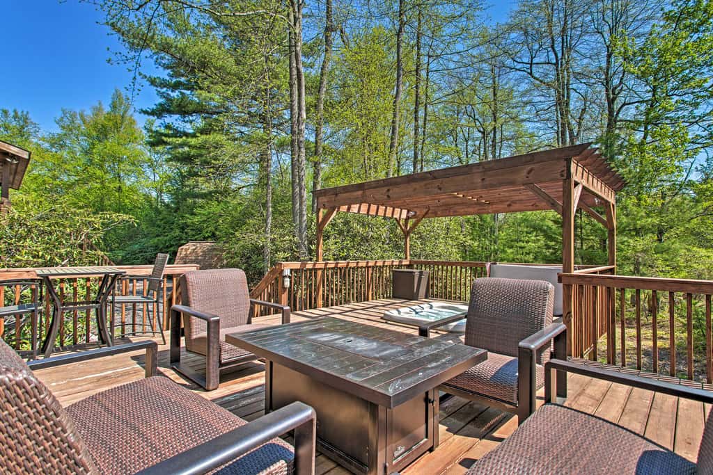 Fire Pit & Hot Tub: Poconos Family Cabin!