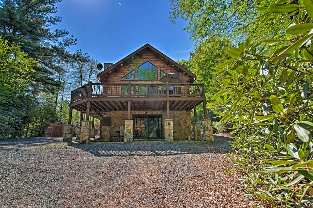 Fire Pit & Hot Tub: Poconos Family Cabin!